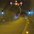 Osvetlenie vjazdových úsekov tunela, tzv. akomodačné pásmo, je riešené reguláciou vo viacerých stupňoch